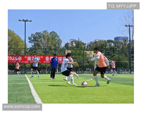 足球巨星拼尽全力汗水淋漓诠释奋斗精神感动无数球迷